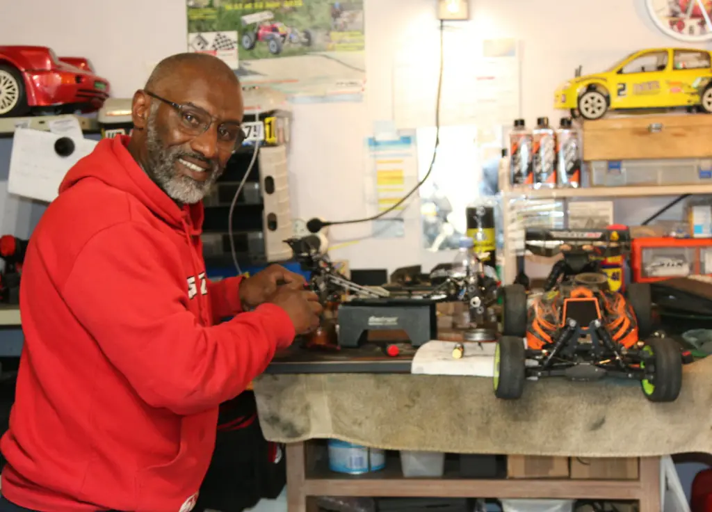 Un membre de l'ARCT en train de régler un buggy radiocommandé dans son atelier