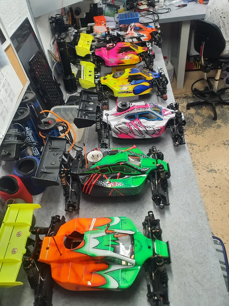 Alignement de carrosseries de voitures RC aux couleurs vives