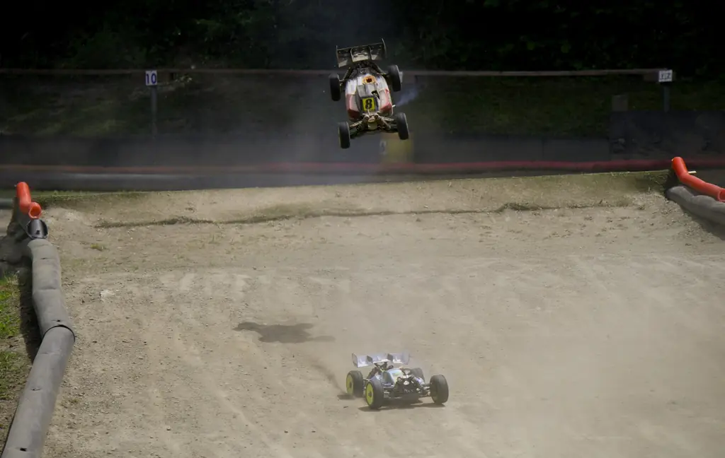 Un buggy radiocommandé en plein saut au-dessus de la piste en terre de l'ARCT